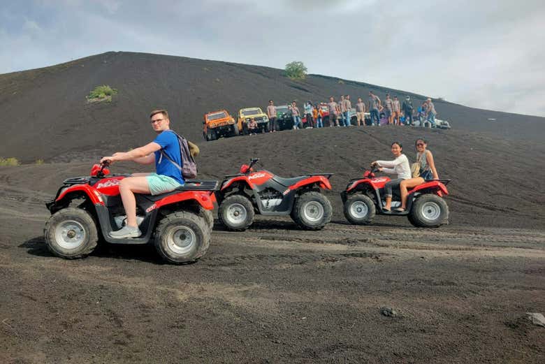 Andando de quadriciclo nos arredores do monte Batur