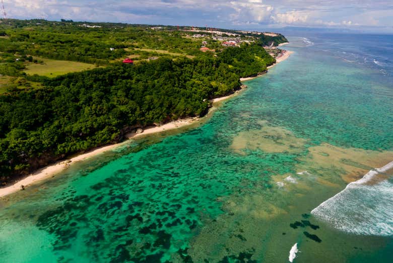 Les eaux émeraude de la plage de Green Bowl