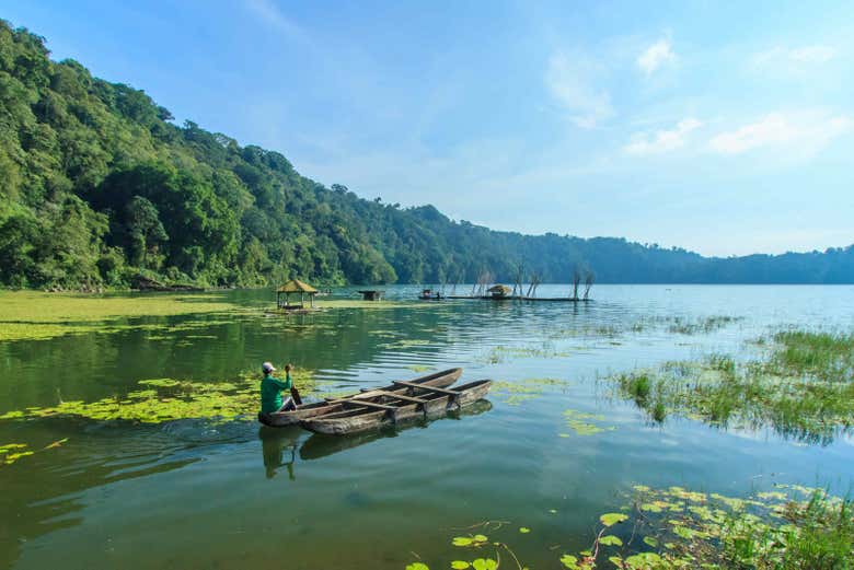 Remando por el lago Tamblingan