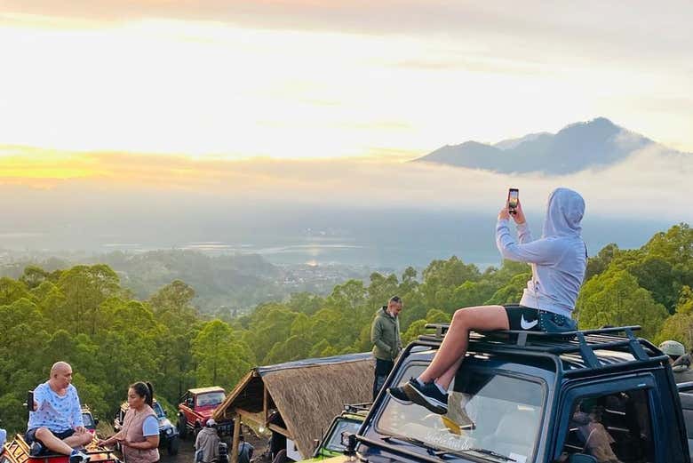 Scattando una foto sul monte Batur