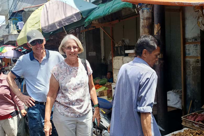 Una passeggiata in un mercato all'aperto di Giacarta