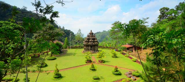 Borobudur Private Excursion + Hiking to Selogriyo Temple
