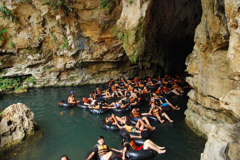Praticando cave tubing  na Caverna Pindul