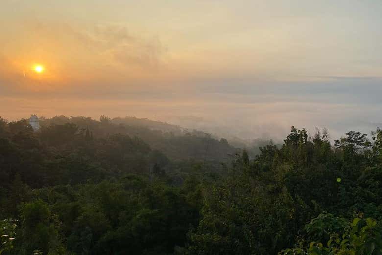 Amanecer desde la colina Punthuk Setumbu