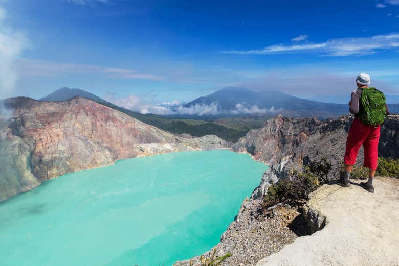 Contemplando el entorno volcánico de Ijen