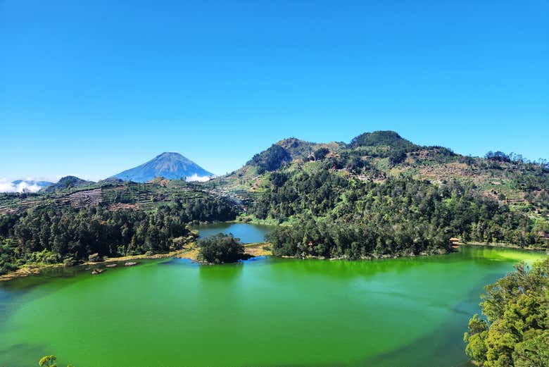 El intenso color verde del Lago Colorido