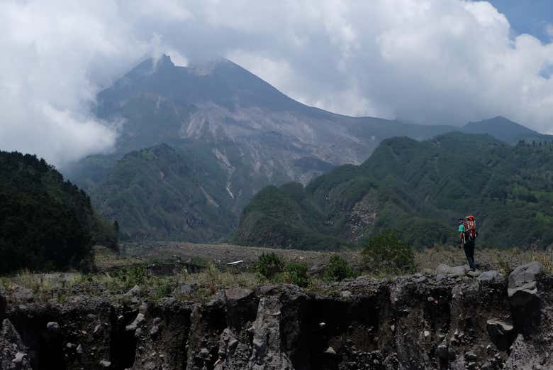 Un turista visitando el monte Merapi