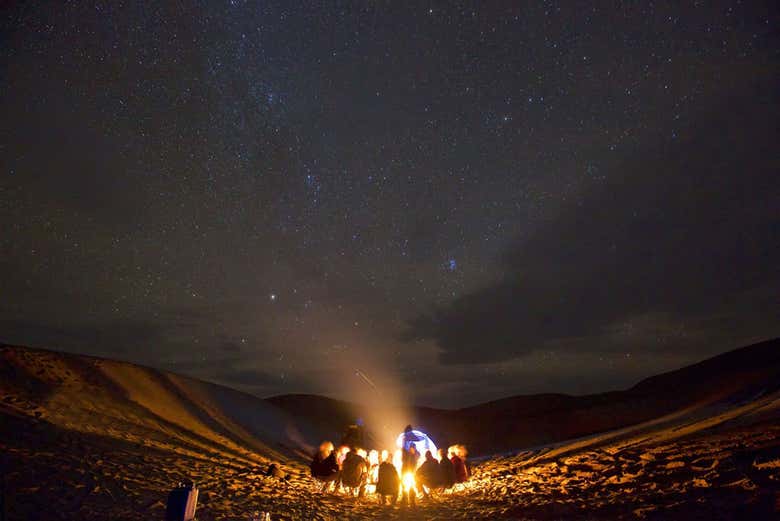 Grupo junto à fogueira no deserto