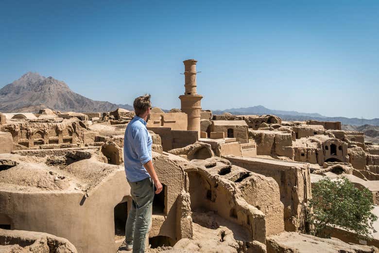 Contemplando as vistas de Kharanaq