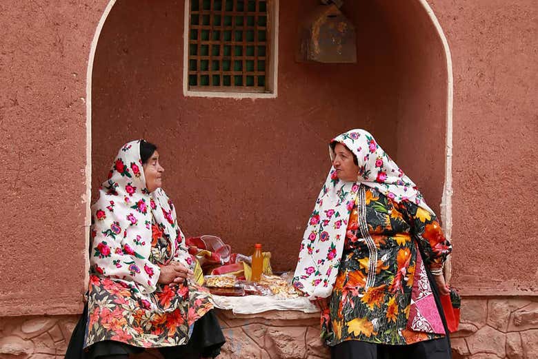 Dos mujeres con vestimenta típica en Abyaneh 