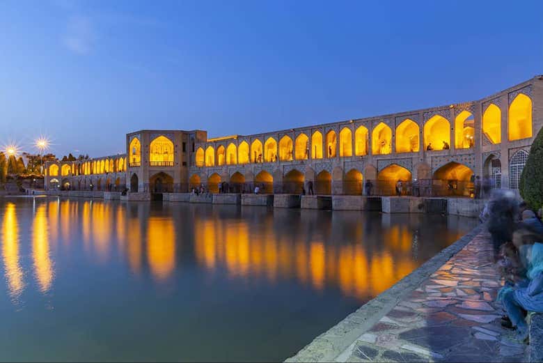 Los arcos iluminados del puente Khaju