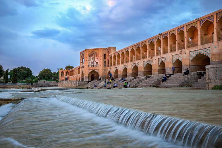 El puente Khaju durante el día