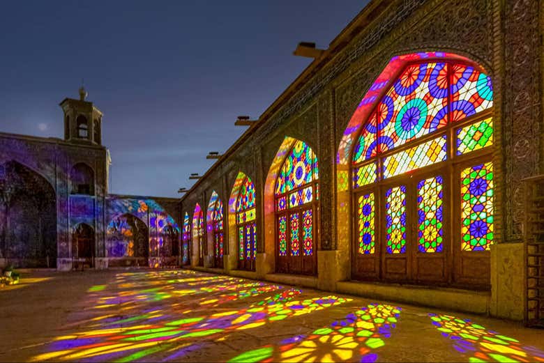 Las hermosas vidrieras de la mezquita Nasir al-Molk