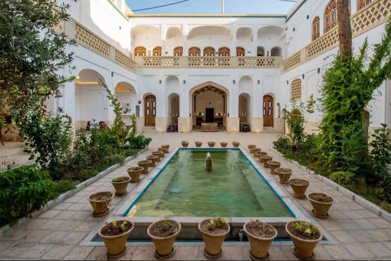 El patio interior de uno de los hoteles