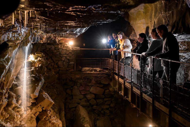 Paseando por las pasarelas de la cueva