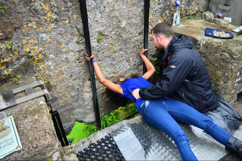 Una turista besando la Piedra de Blarney