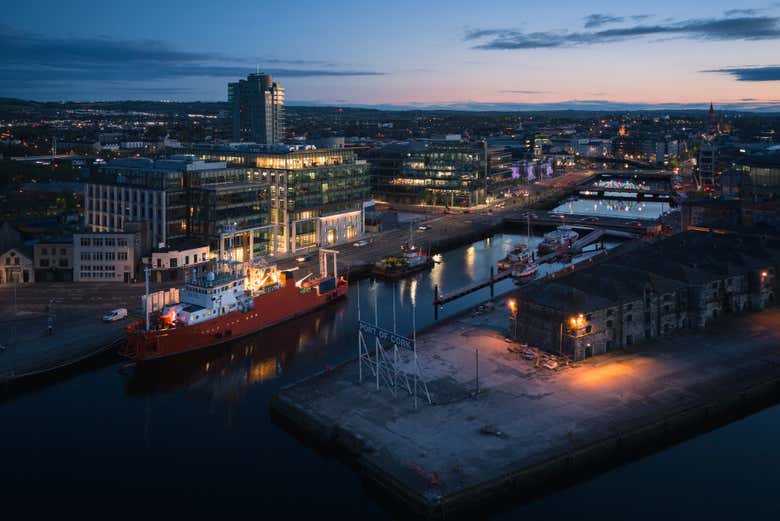 La noche cae sobre Cork, atesorando grandes leyendas