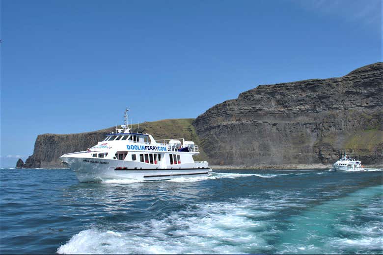 Barco en los acantilados de Moher