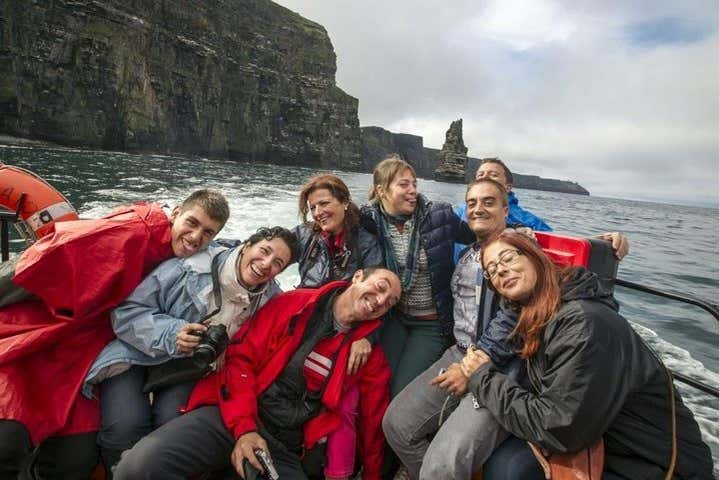 Grupo disfrutando del paseo en barco