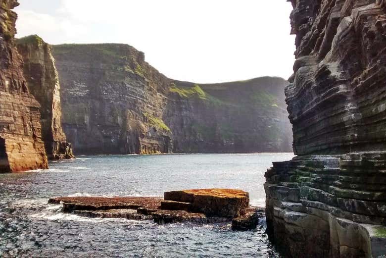 Pasando entre los acantilados