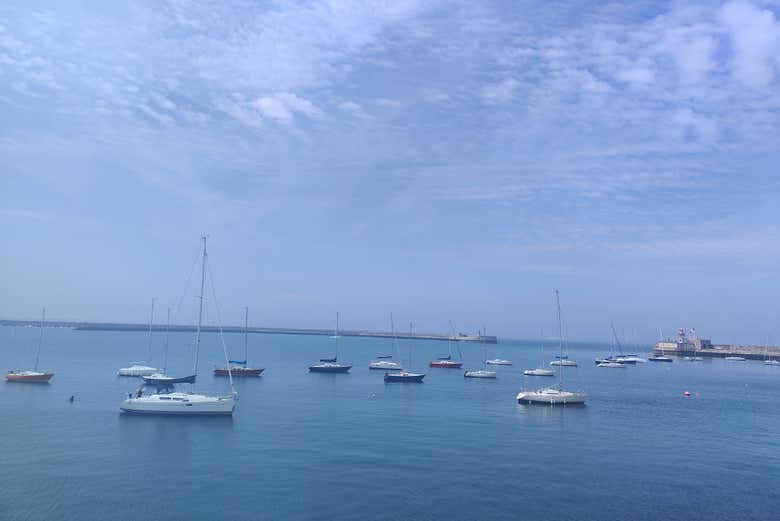 Barcos na baía de Dublin