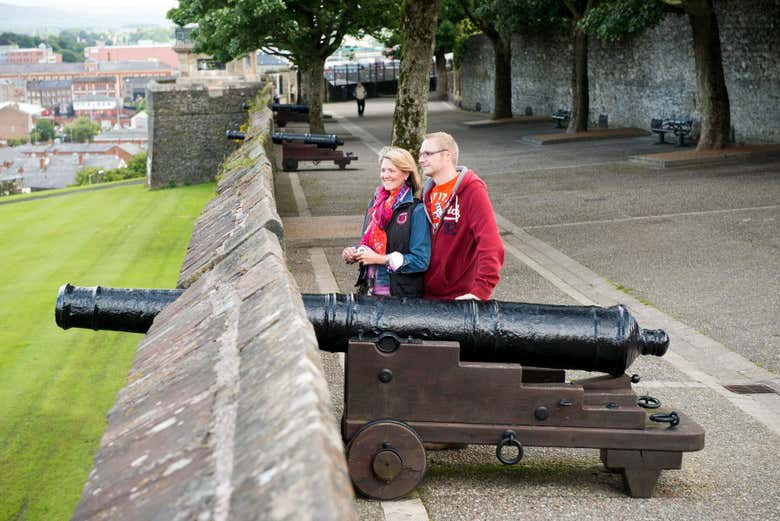 Junto a un cañón en Londonderry