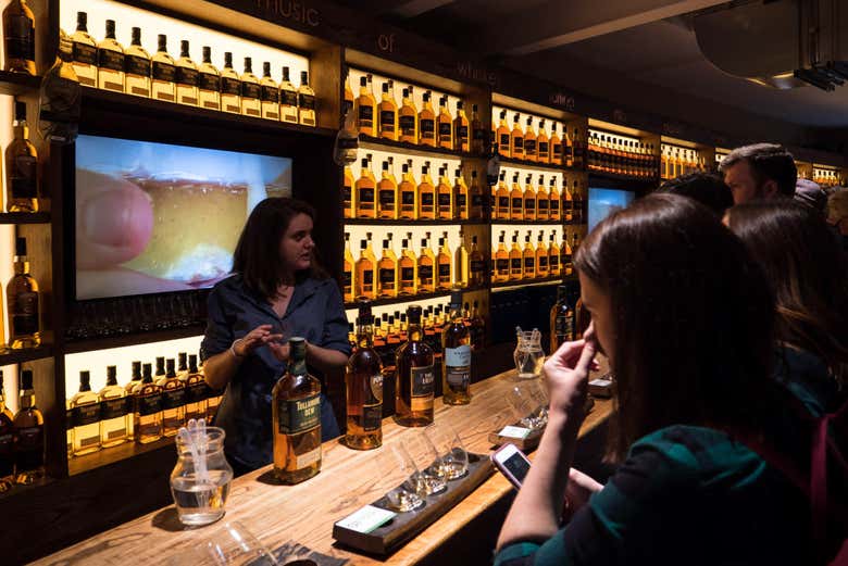 Degustando whiskey irlandese