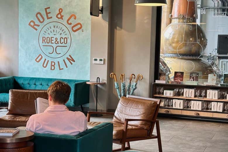 Interior de la destilería Roe & Co en Dublín