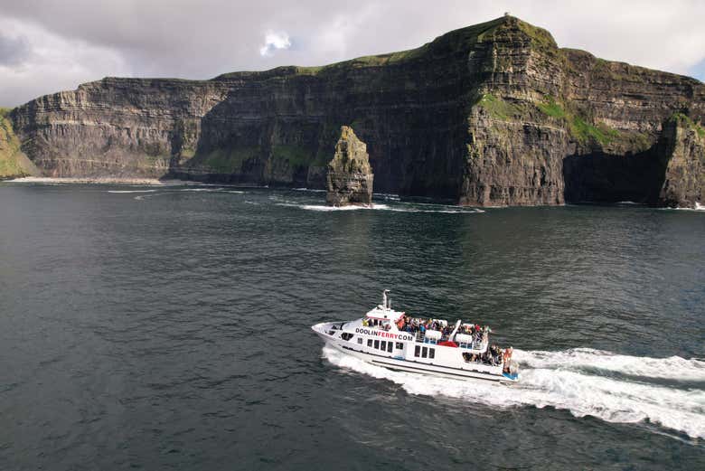 Navegando junto a los acantilados de Moher