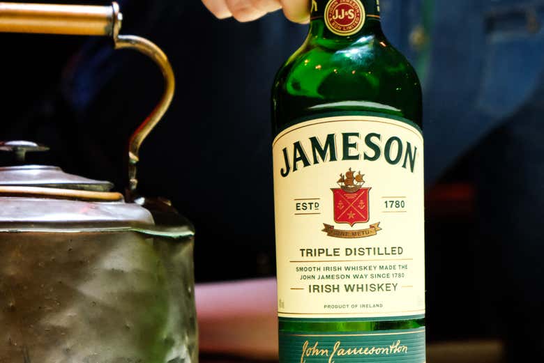 La botella de whisky Jameson