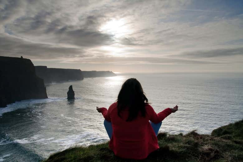 Desfrutando da vista dos penhascos