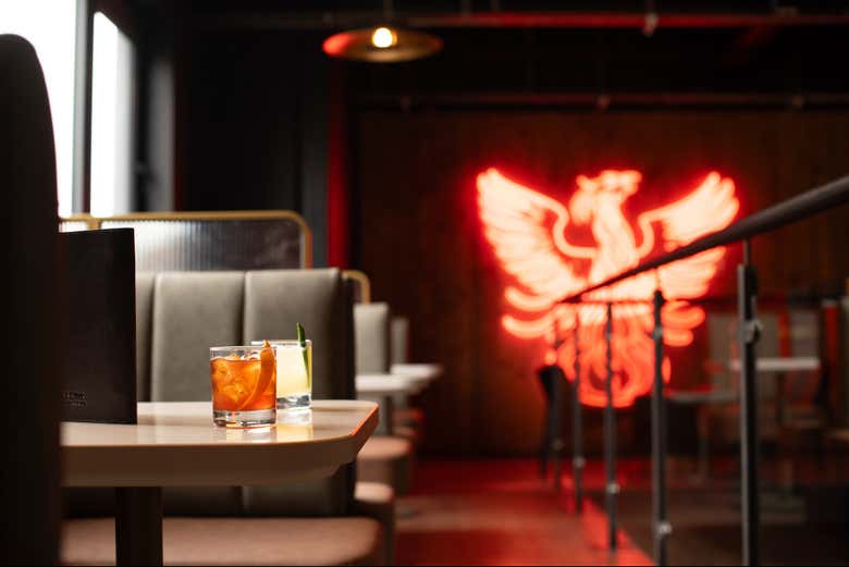 Dois coquetéis na sala de degustação