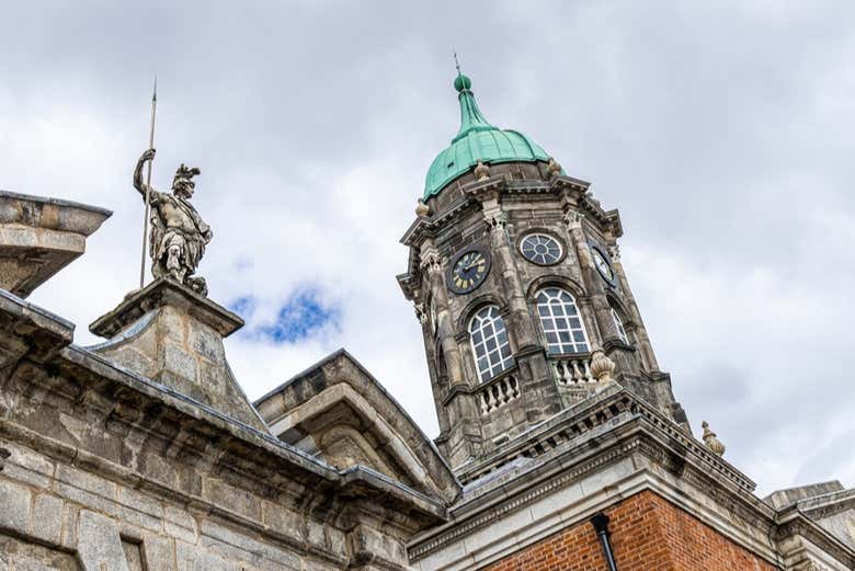 Admirad la elegante arquitectura del Castillo de Dublín