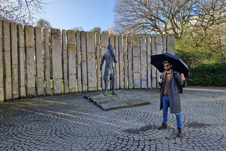 Junto a la estatua de Wolfe Tone