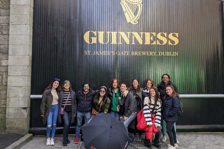 Foto de grupo en la puerta de la fábrica Guinness