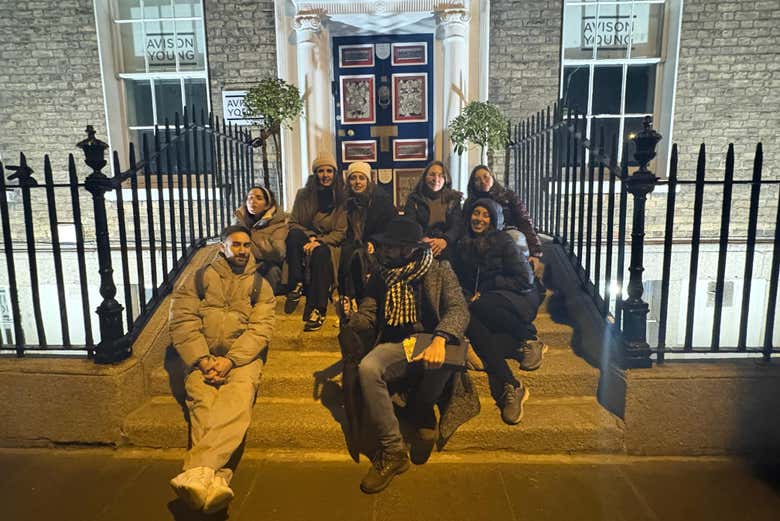Un grupo durante el tour por el Dublín macabro