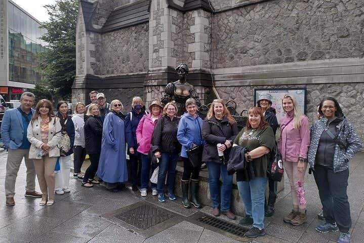 Foto di gruppo accanto a Molly Malone