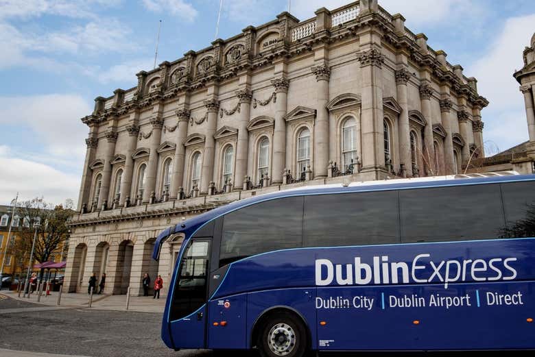 Autobús frente a Heuston Station