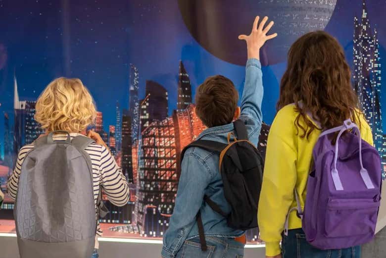 Un groupe d'enfants visitant le Musée des Illusions