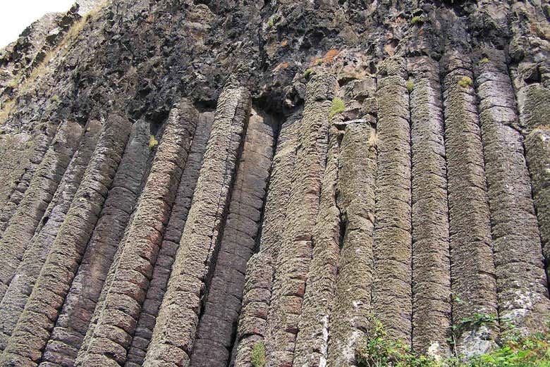 Paredes rochosas na Calçada do Gigante