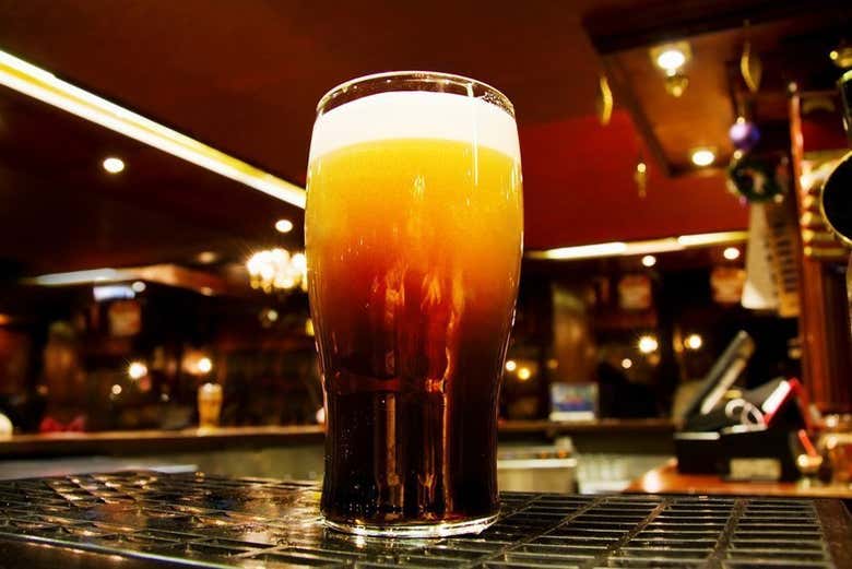 Tomando una cerveza en un pub irlandés