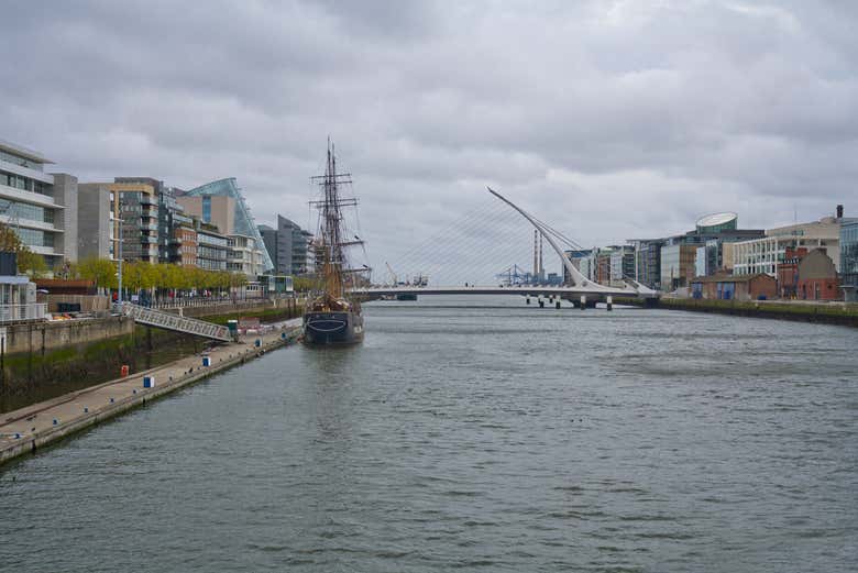 Jeanie Johnston Tall Ship junto al puente Samuel Beckett
