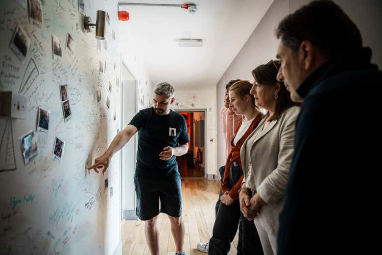 Viendo la pared de firmas de los estudios