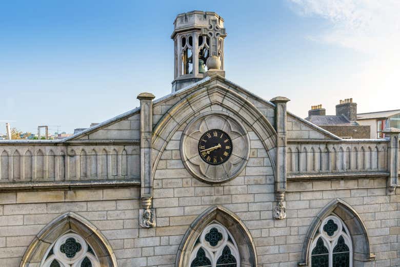 Admirando o exterior do teatro Smock Alley 