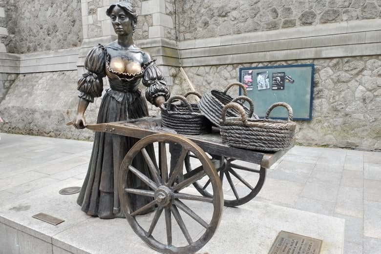 Une statue de femme