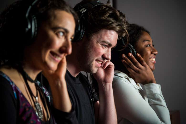 Escuchando una demo en los estudios