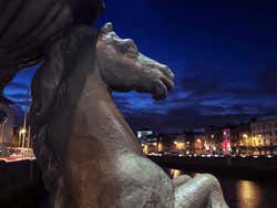 Statue sur la rive du fleuve Liffey