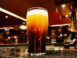 Pinte de bière dans un pub irlandais