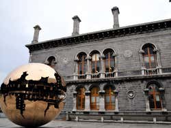 Trinity College, Esfera dentro de uma Esfera