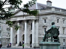 Trinity College, estatua